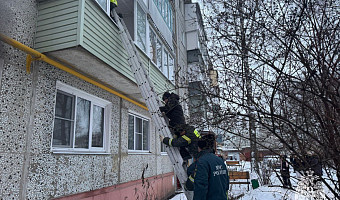 Спасатели эвакуировали 15 человек на пожаре в пятиэтажке в Узловой