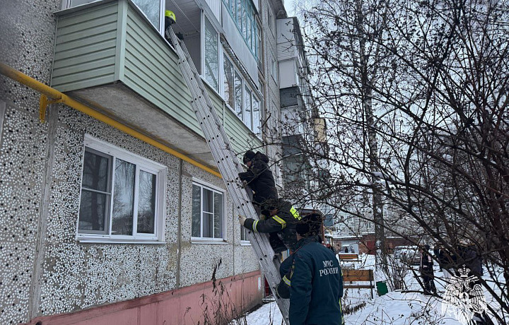 Спасатели эвакуировали 15 человек на пожаре в пятиэтажке в Узловой