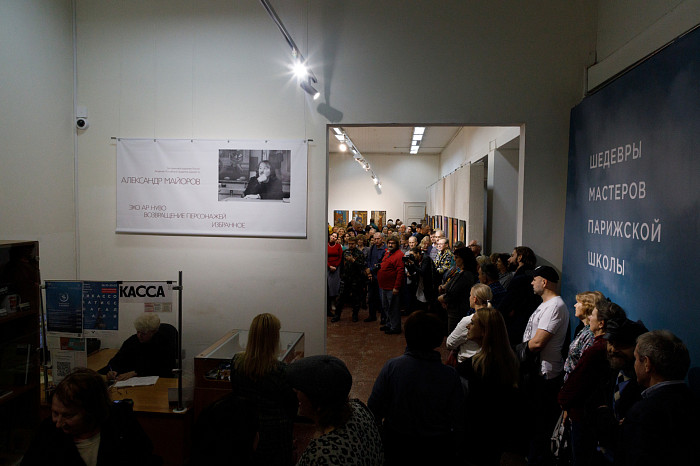 Таинственные маски и средневековые мотивы: в Туле открылась выставка художника Александра Майорова