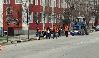 В Туле начали красить бордюры и ограждения в рамках месячника чистоты