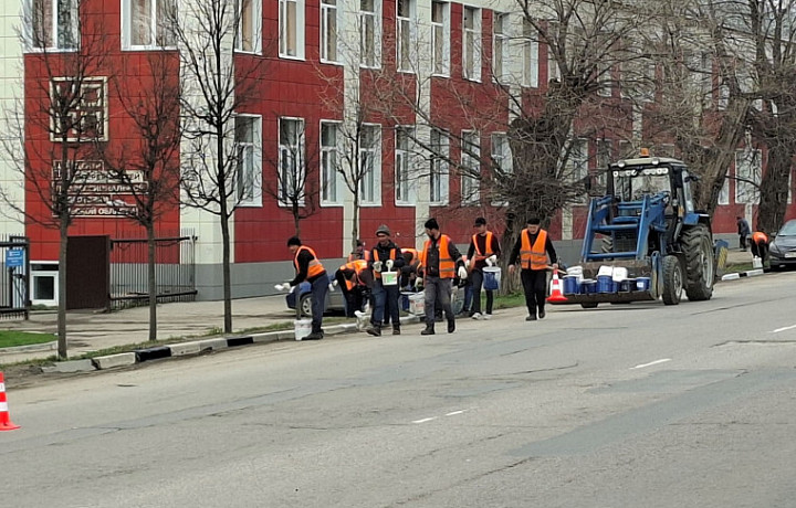 В Туле начали красить бордюры и ограждения в рамках месячника чистоты