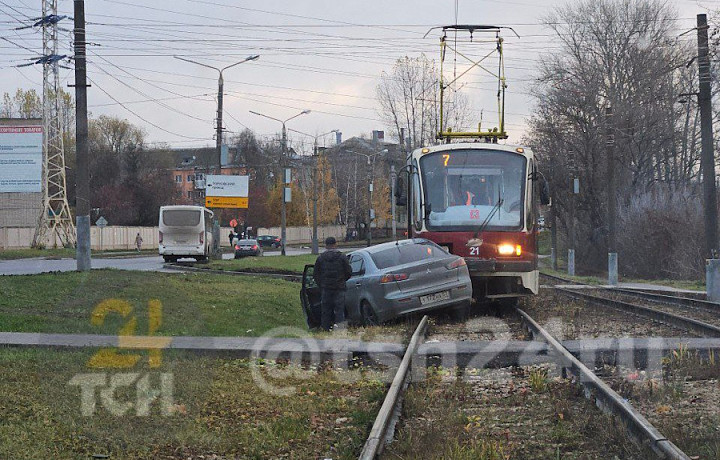 Трамвай снес легковушку Mitsubishi Lancer на улице Хворостухина в Туле