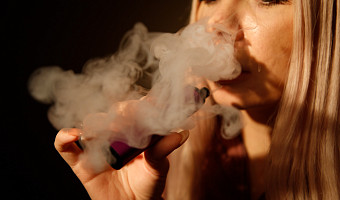 Дорогая привычка: врач рассказал, поможет ли повышение цен на сигареты избавить россиян от зависимости