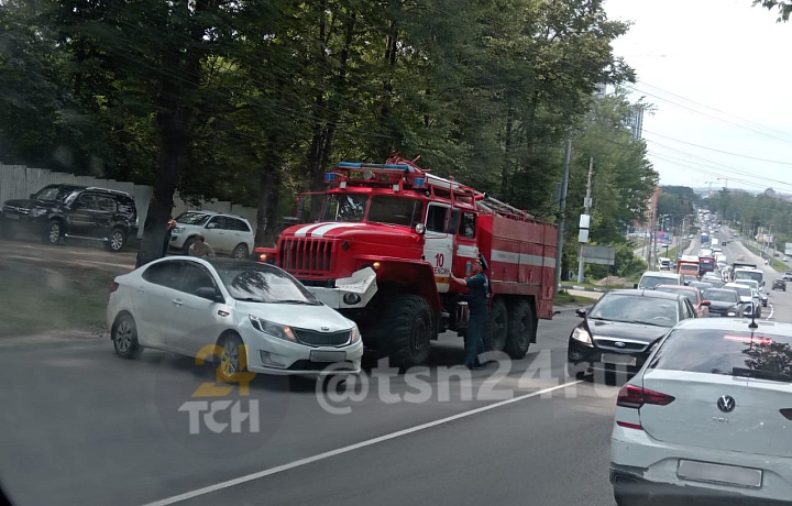 Пожарная машина и легковушка столкнулись на Новомосковском шоссе Тулы