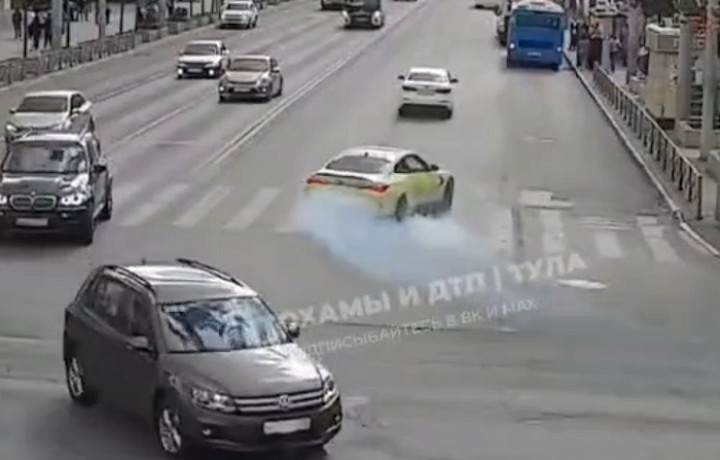 Водитель BMW устроил дрифт-заезд в центре Тулы