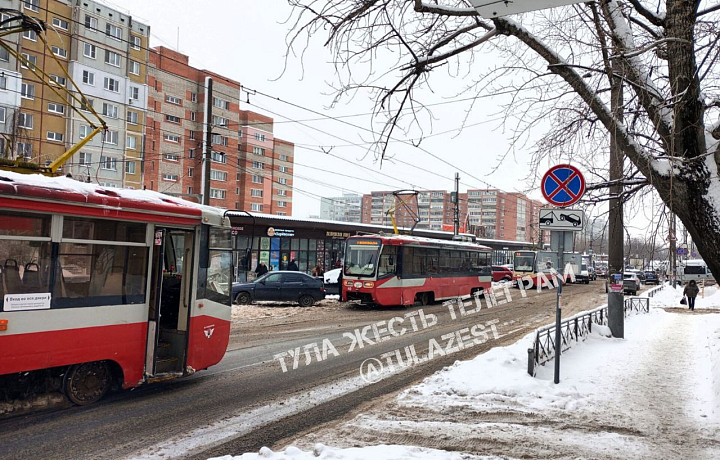Припаркованный на путях автомобиль заблокировал движение трамваев в тульском Заречье
