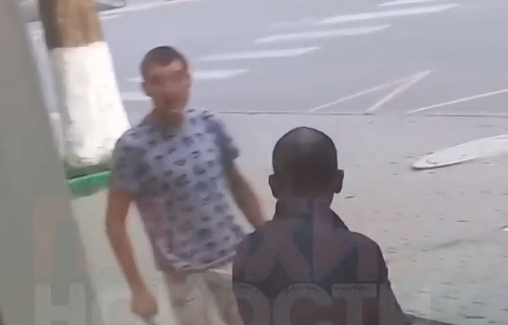 В Туле на остановке общественного транспорта мужчина избил незнакомца