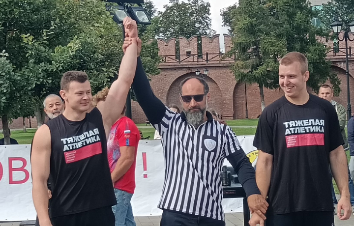 В Тульском кремле в День города проходят необычные силовые соревнования