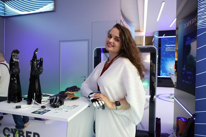 Люди, машины, роскошь: яркие фото третьего дня ПМЭФ-2024