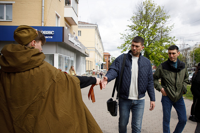 Цветной бульвар поздравил туляков с наступающим Днем Победы и подарил Георгиевские ленты