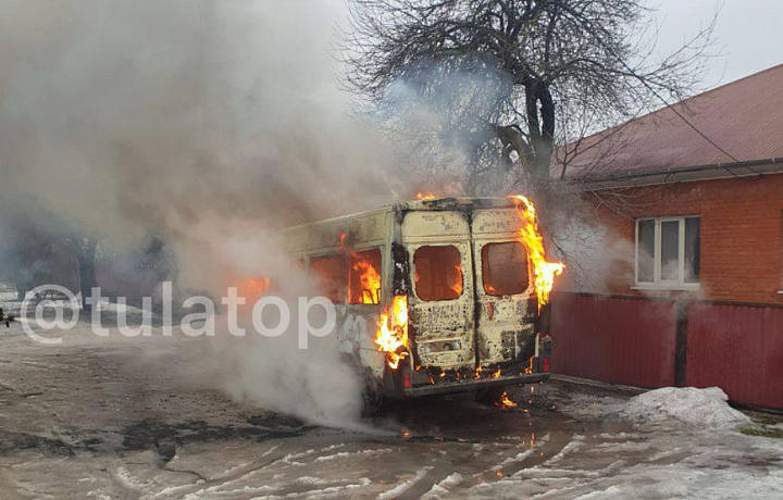 Утром 17 марта в Туле на улице Копровой сгорел микроавтобус Peugeot
