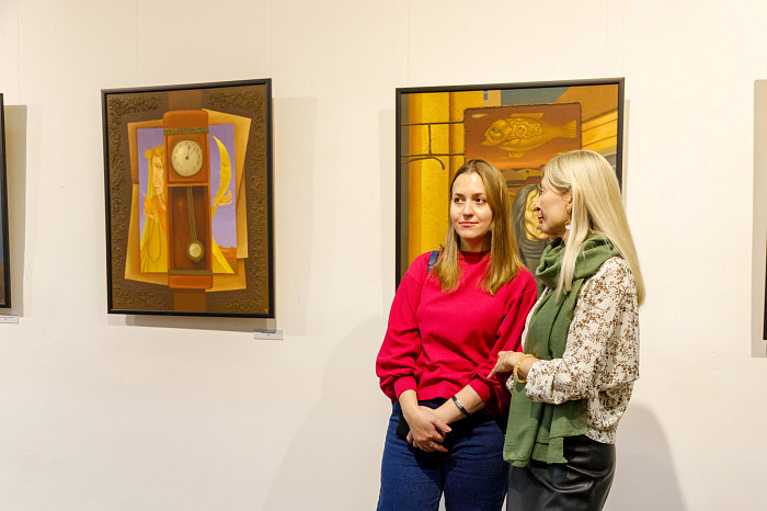 Таинственные маски и средневековые мотивы: в Туле открылась выставка художника Александра Майорова