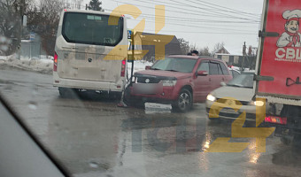 Автобус и две легковушки столкнулись на Одоевском шоссе в Туле