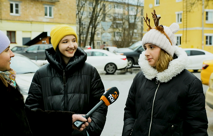 Хорошим настроением, успехами детей и путешествиями: туляки рассказали, чем им запомнился 2023 год