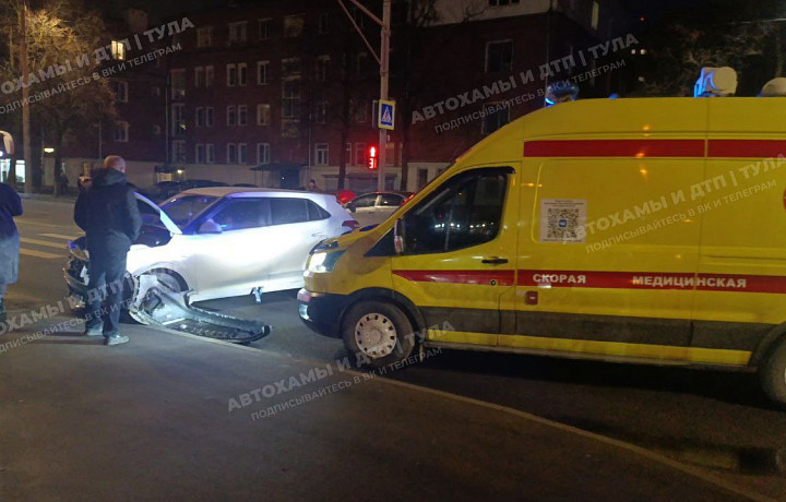 Две машины столкнулись на перекрестке улиц Кирова и Глинки в Туле