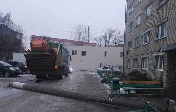 На улице Кауля в Туле мусоровоз снес столб