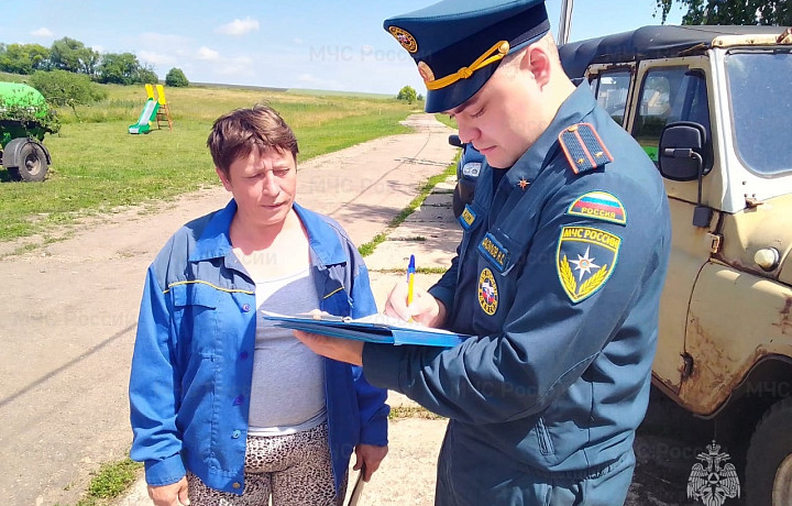 Спасатели провели профилактическую работу с жителями Тепло-Огаревского района