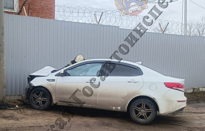 Тулячка на иномарке врезалась в опору ЛЭП на улице Железнодорожной