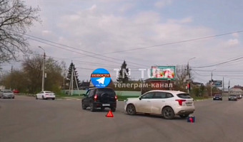 На Одоевском шоссе в Туле столкнулись два внедорожника