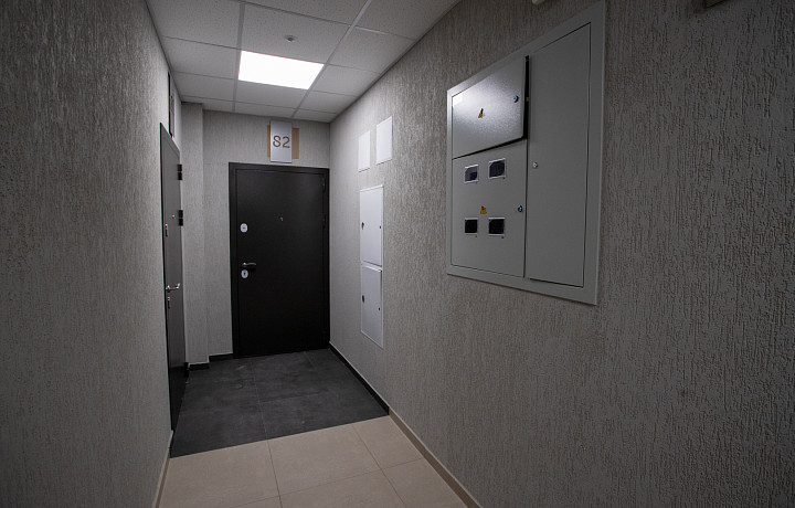 Юристы рассказали, как заставить соседей мыть пол в тамбуре