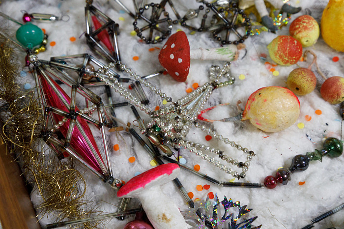 Ватная Снегурочка и стеклянный Айболит: какими игрушками украшали елку в прошлом столетии