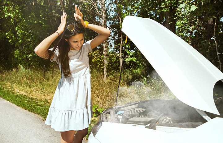 Парковать в тени, проверять антифриз и прикрыть шторкой: автоэксперт Филатов рассказал, как уберечь автомобиль в жару