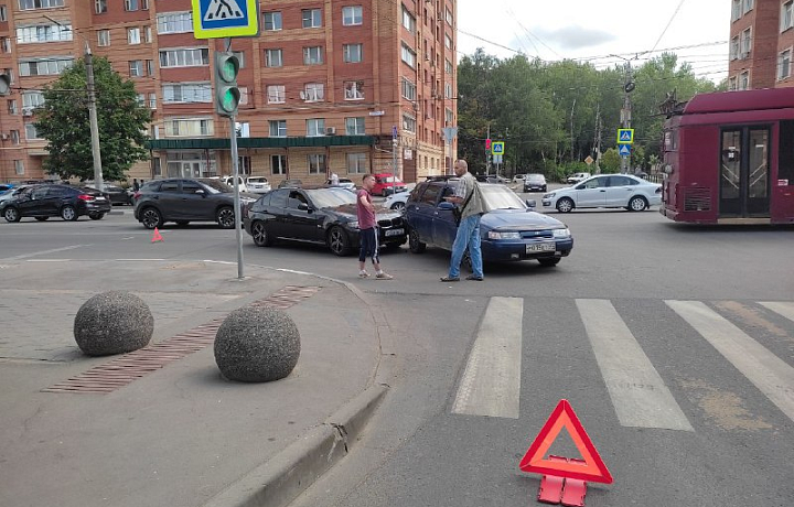 На улице Болдина в Туле столкнулись BMW и «Лада»