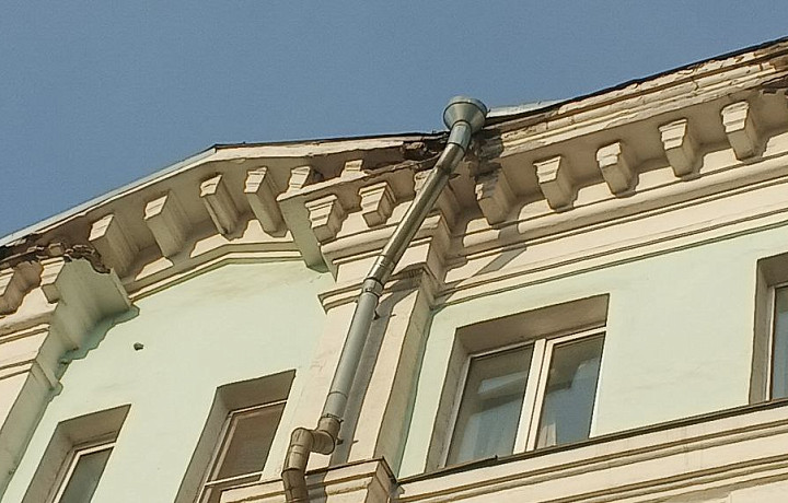 Кирпичу упасть негде: на улице Октябрьской с дома падают куски крыши прямо в сторону прохожих