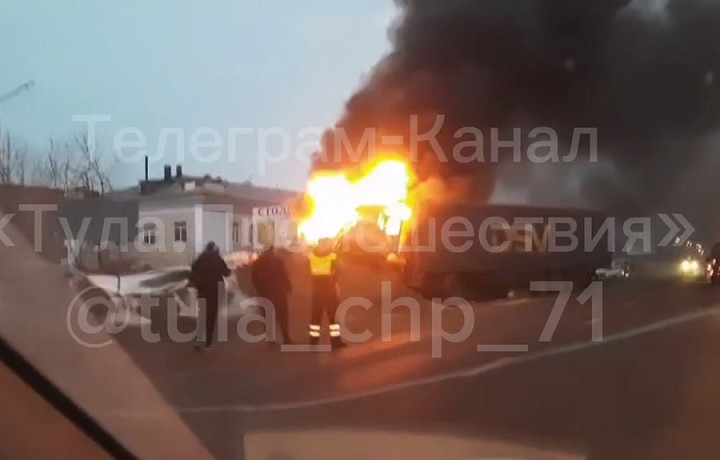 Фура и легковушка вспыхнули после столкновения на трассе «Тула – Новомосковск»