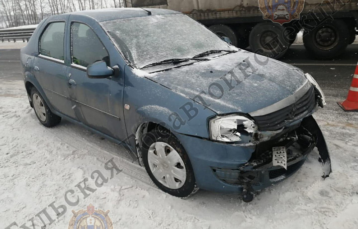 На трассе М-4 «Дон» в Тульской области Renault Logan врезался в ограждение