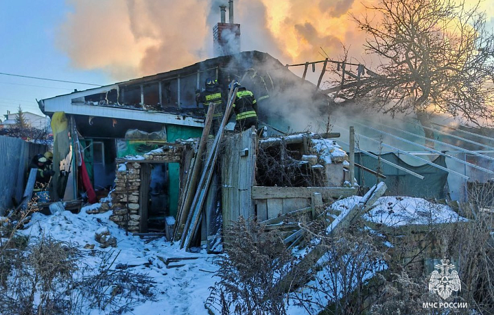 В Туле на улице Бежковской сгорели частный дом и гараж с автомобилем
