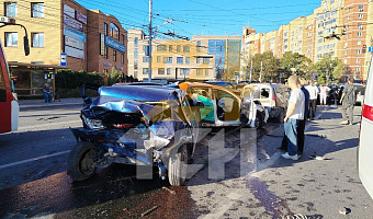 Опубликованы фото с места массового ДТП на улице Дмитрия Ульянова в Туле