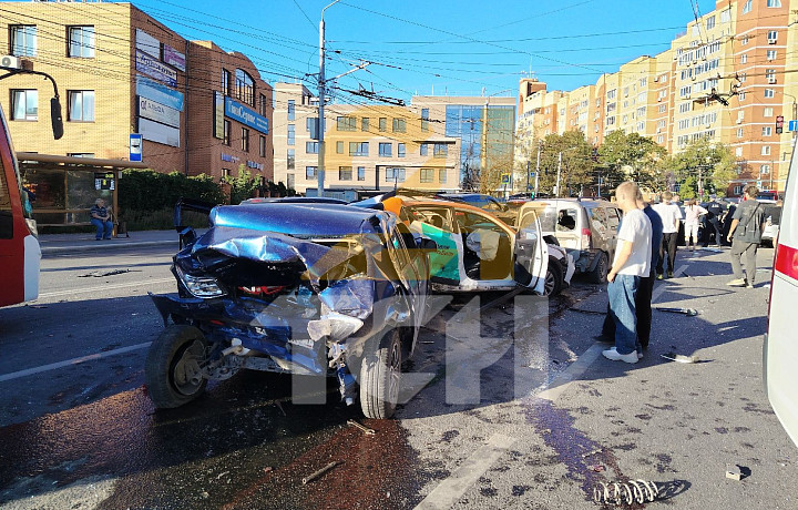 Опубликованы фото с места массового ДТП на улице Дмитрия Ульянова в Туле