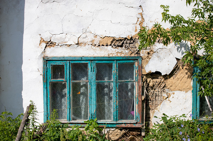 «Дыры в стенах закрываем куртками»: как жители аварийного дома в Щекинском районе пять лет ждут расселения
