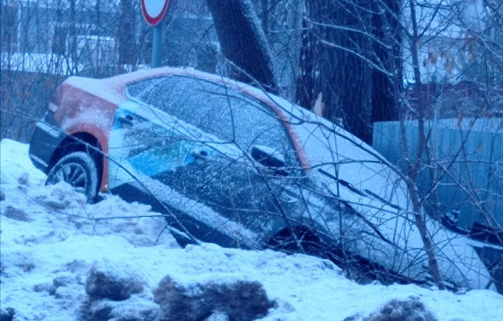 В тульском Скуратово автомобиль каршеринга вылетел в кювет