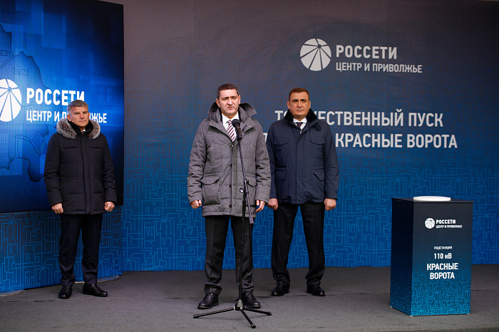 Дюмину и гендиректору «Россетей» Рюмину показали новый питающий центр в Туле