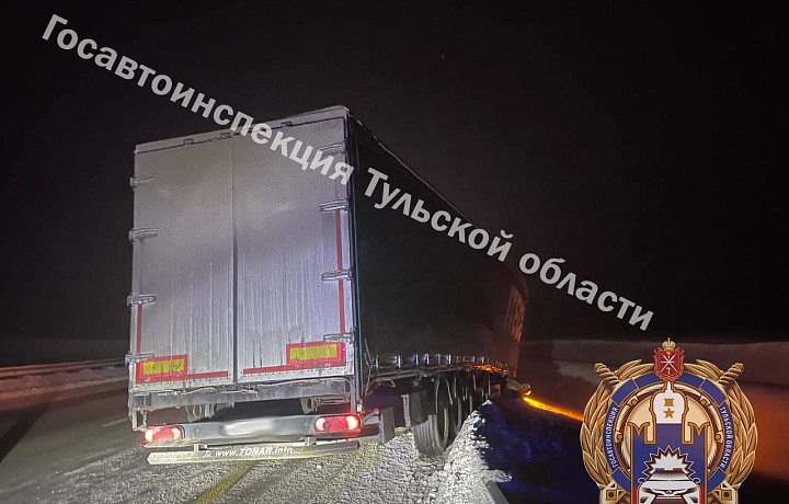 В Богородицком районе водитель «КамАЗа» съехал в кювет