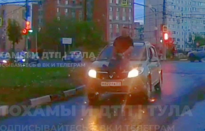 В Туле водитель прокатил человека на капоте после ДТП