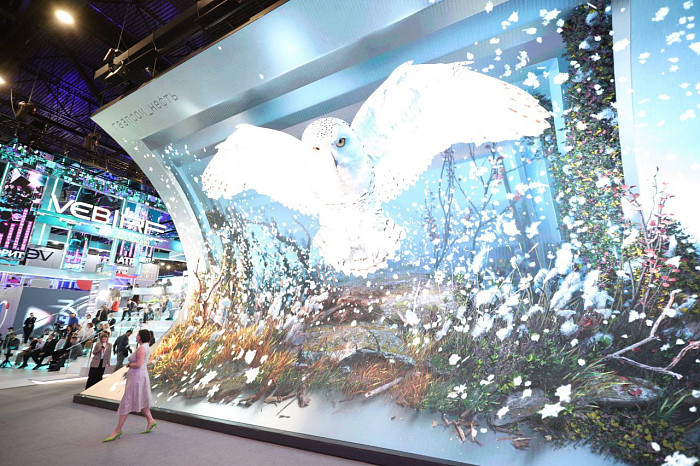 Люди, машины, роскошь: яркие фото третьего дня ПМЭФ-2024