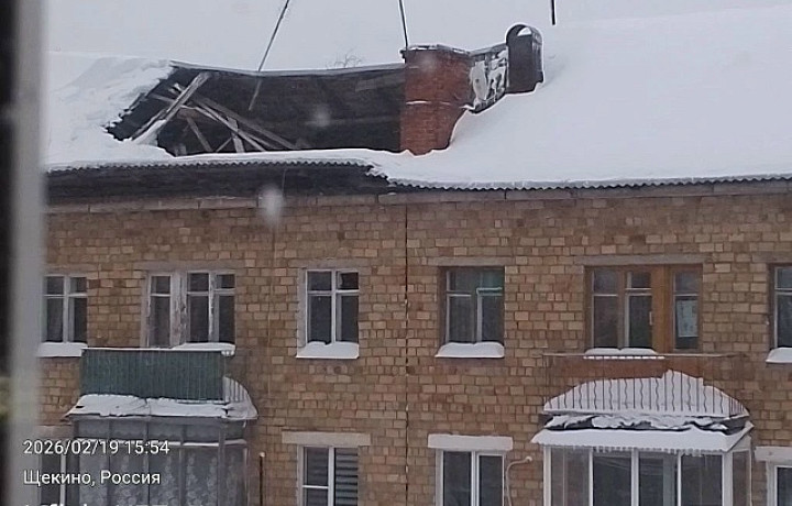 В Щекине из-за 40-сантиметрового слоя снега провалилась крыша жилого дома и нарушилось отопление