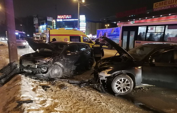 В Новомосковске девушка на BMW лоб в лоб столкнулась с Hyundai в микрорайоне Залесный