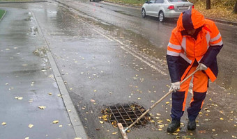 Коммунальные службы прочищают ливневки на улицах Тулы