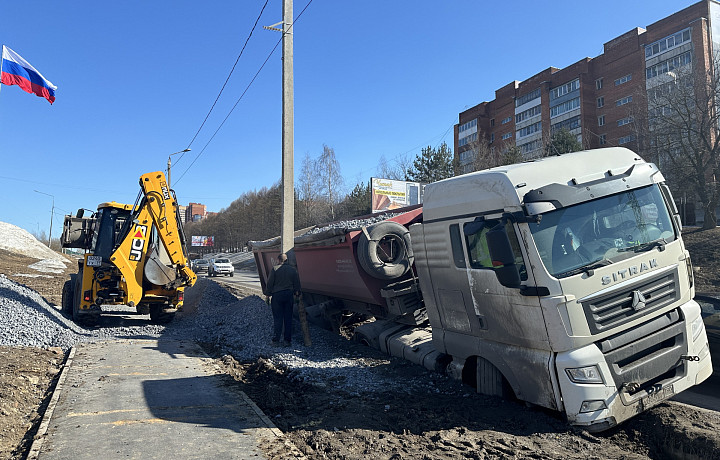 Грузовик слетел с дороги на Калужском шоссе в Туле