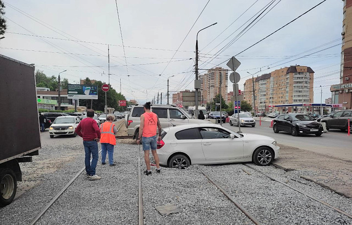 Ford застрял на трамвайных путях на проспекте Ленина в Туле и устроил трамвайную пробку