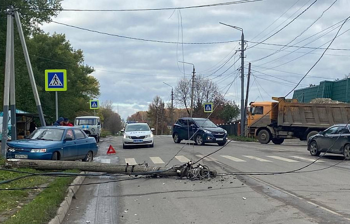 На улице Кутузова в Туле автомобиль Lada снес столб