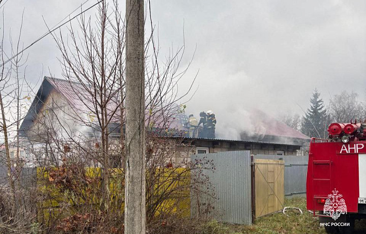Спасатели тушат жилой дом в поселке Октябрьский в Туле