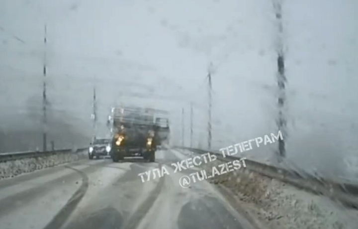 В Туле грузовик развернуло на 180 градусов