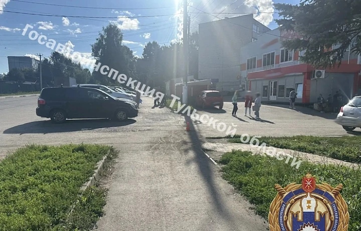 На улице Октябрьской в Плавске сбили двух подростков на электросамокате