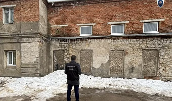 В Туле возбуждено уголовное дело после падения наледи на подростка