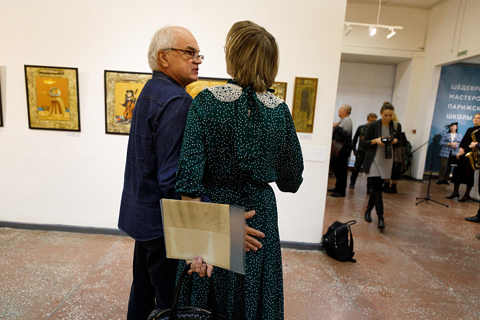 Таинственные маски и средневековые мотивы: в Туле открылась выставка художника Александра Майорова